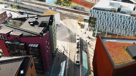 tranvías con vista aérea de arriba hacia abajo que cruzan las vías del tren en la parada de tranvía de gamlestaden, gotemburgo