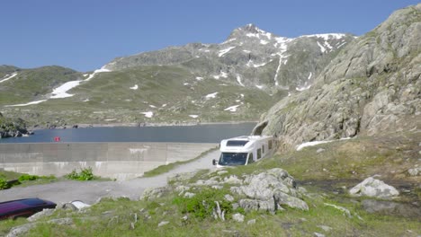 pequeño aparcamiento junto a un lago en los alpes suizos