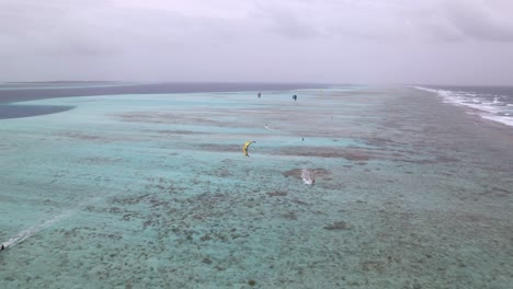 kitesurfistas en la barrera este de sebastopol los rocas, venezuela