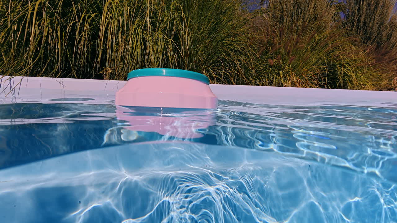 Floating device in a pool