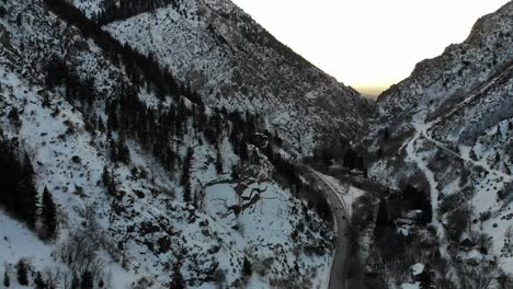 Drohnenaufnahmen-In-Schneebedeckten-Bergen-Bei-Sonnenuntergang