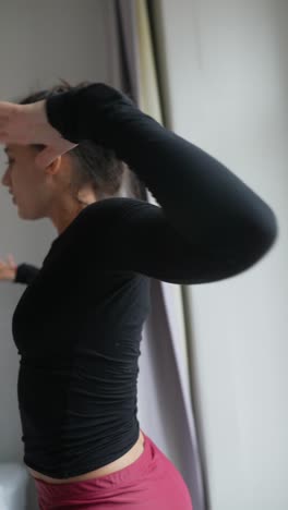 mujer estirándose en el dormitorio