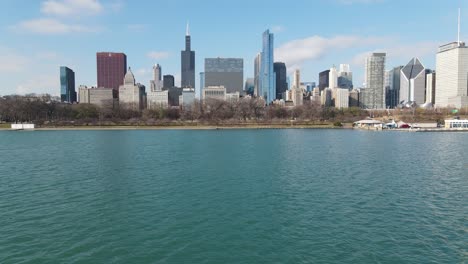 vista aérea de chicago, illinois, con el lago michigan