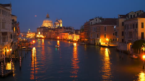 Timelapse-Del-Escenario-Nocturno-En-La-Basílica-De-Santa-Maria-Della-Salute