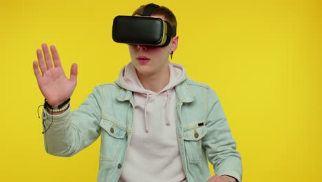 Mann-Nutzt-Virtuelle-Realität,-Futuristische-Technologie,-VR-Headset-Helm,-Um-Ein-Simulations-3D-Videospiel-Zu-Spielen