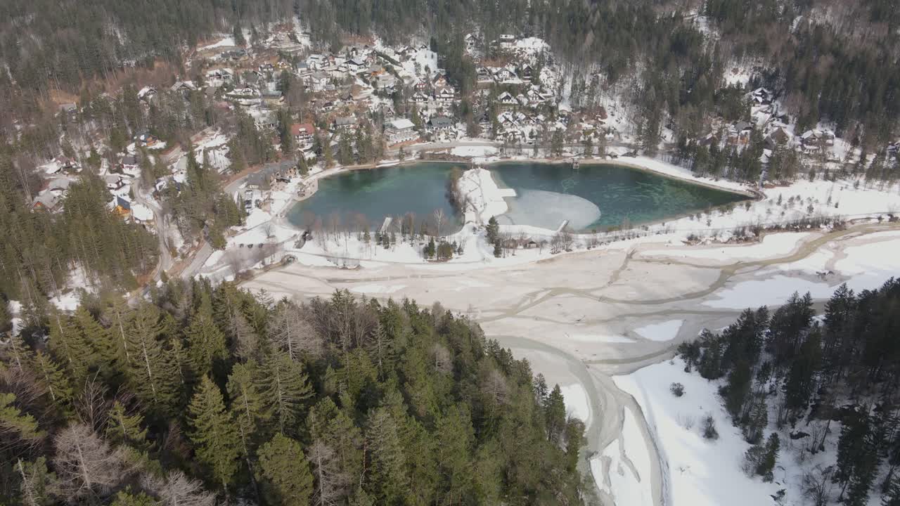 lago congelado rodeado de bosque blanco nevado