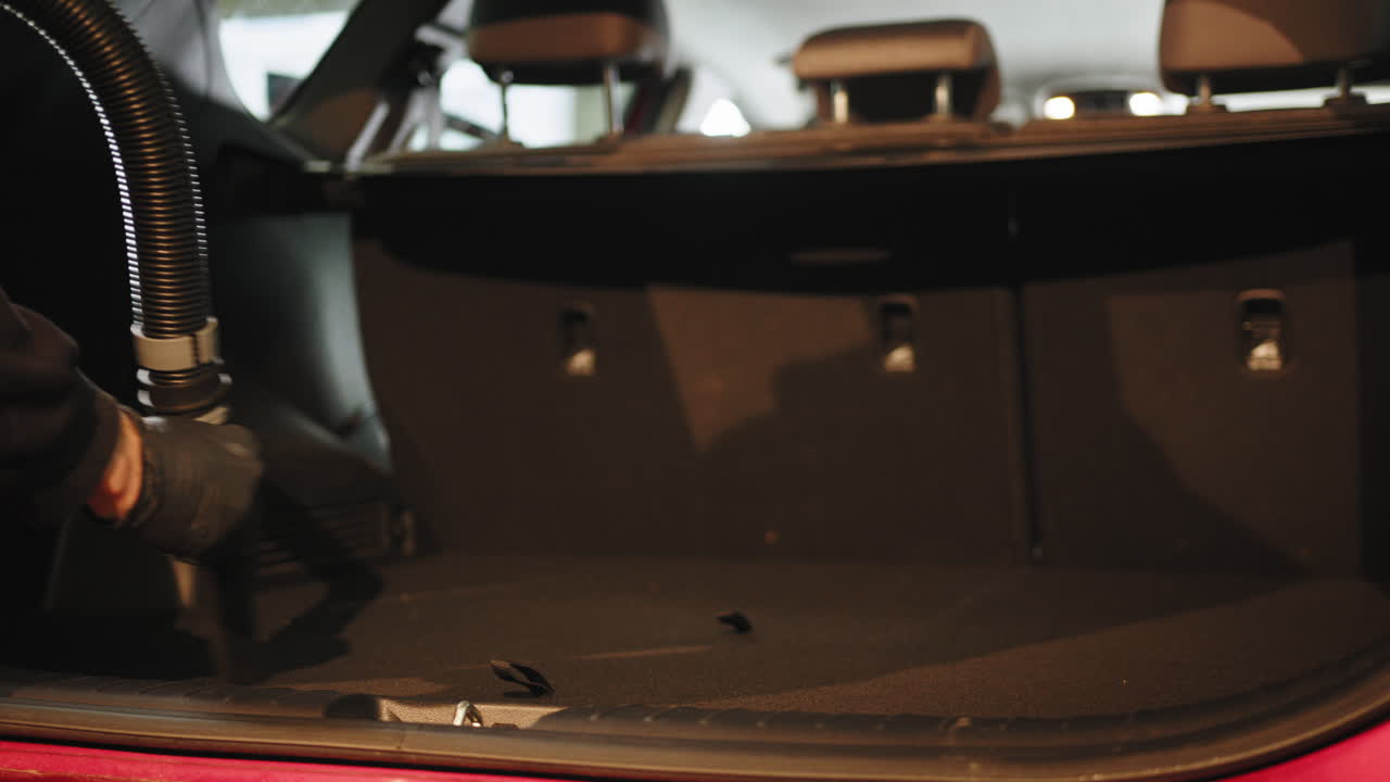 aspirando el maletero de un coche