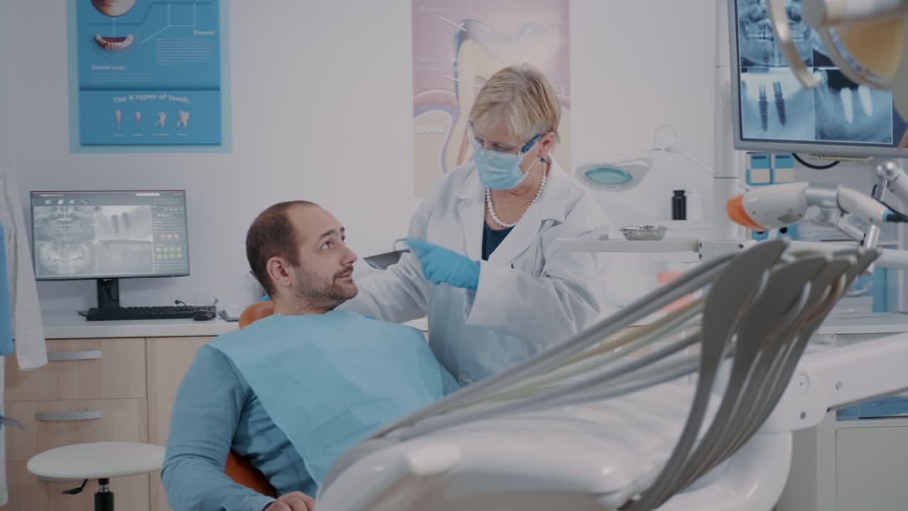 Dentista experimentado utilizando herramientas e instrumentos dentales para realizar una consulta