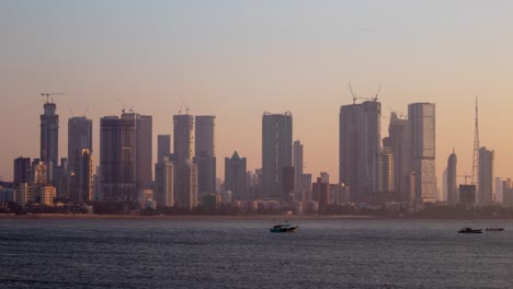 Zeitraffer-Eines-Großen-Modernen-Bürogebäudes-Mit-Meerblick-In-Mumbai