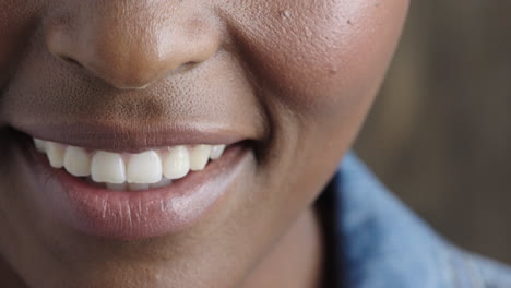 Nahaufnahme-Der-Lippen-Einer-Afroamerikanischen-Frau,-Lächelnder-Mund,-Der-Gesunde-Zähne-Zeigt,-Zahngesundheitskonzept