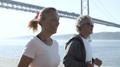 deux joggeurs courant sur la nature le long de la mer