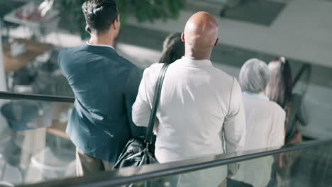 escaleras mecánicas, mañana y gente de negocios en la oficina