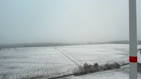 Weißes,-Verschneites-Bauernhoffeld---Luftaufnahme