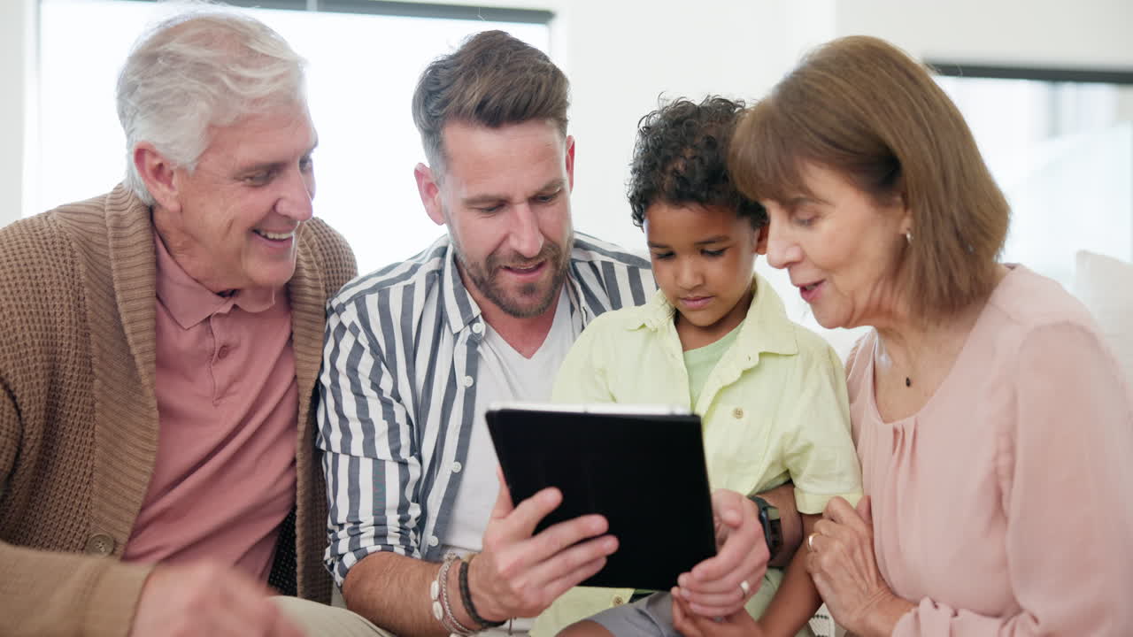 padre, abuelos y niño en la tableta para el hogar