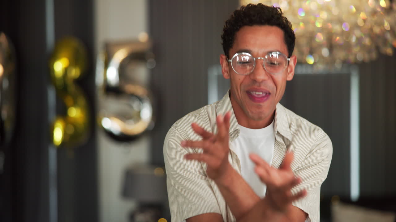 hombre bailando en una fiesta