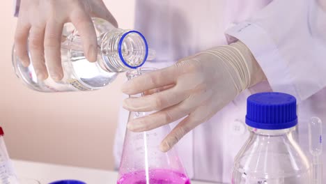 demostración de reacción química con cambio de color