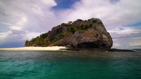 Náufrago-Qalito-Malolo-Isla-Wilson-Turismo-Fiyi-Paseo-En-Barco-Velero-Roro-Arrecife-Coral-Costas-De-Arena-Blanca-Rocoso-Roca-Ladera-Tropical-Palmera-Paraíso-Mamanuca-Grupo-Naturaleza-Paisaje-Impresionante