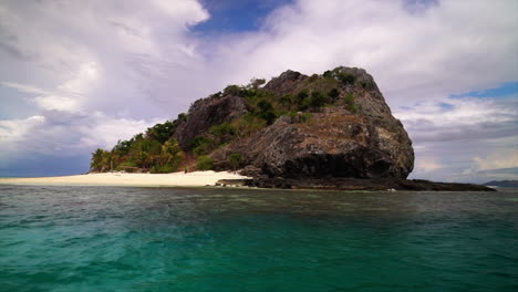 castaway qalito malolo isla wilson turismo fiji paseo en barco velero roro arrecife de coral de arena blanca orillas rocosas rocas colina de palma tropical paraíso grupo mamanuca paisaje natural impresionante