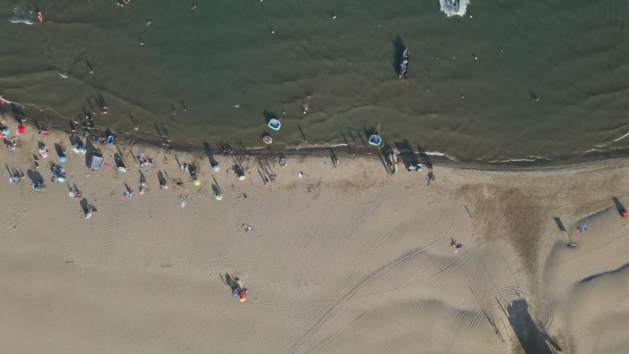 은 날 에 비는 해변 의 공중 풍경