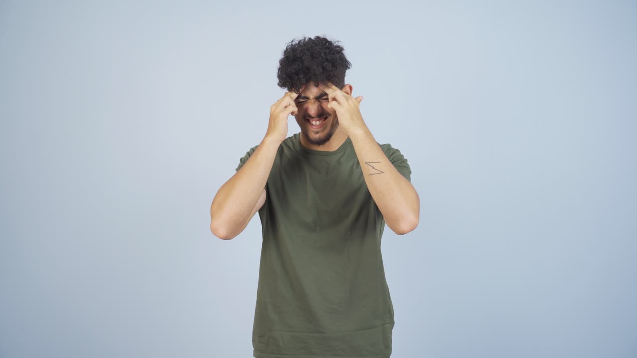 Uomo con emicrania prova dolore