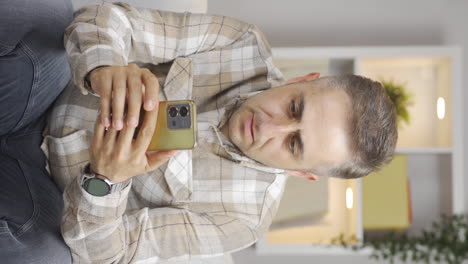 el video vertical del hombre que recibe las malas noticias está conmocionado.