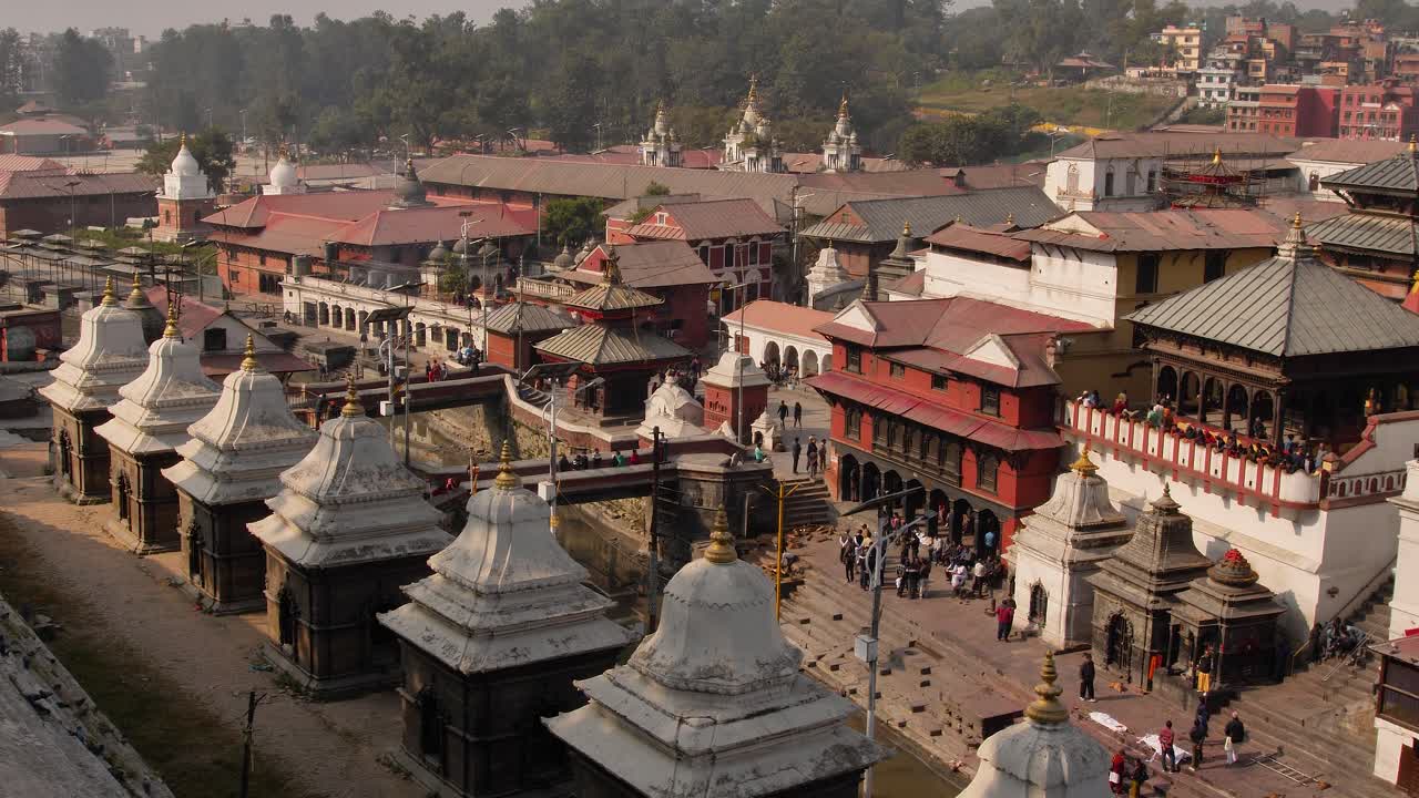 Kohokuva Bagmati-joesta ja Pashupatinathin temppelistä Katmandussa, Nepalissa