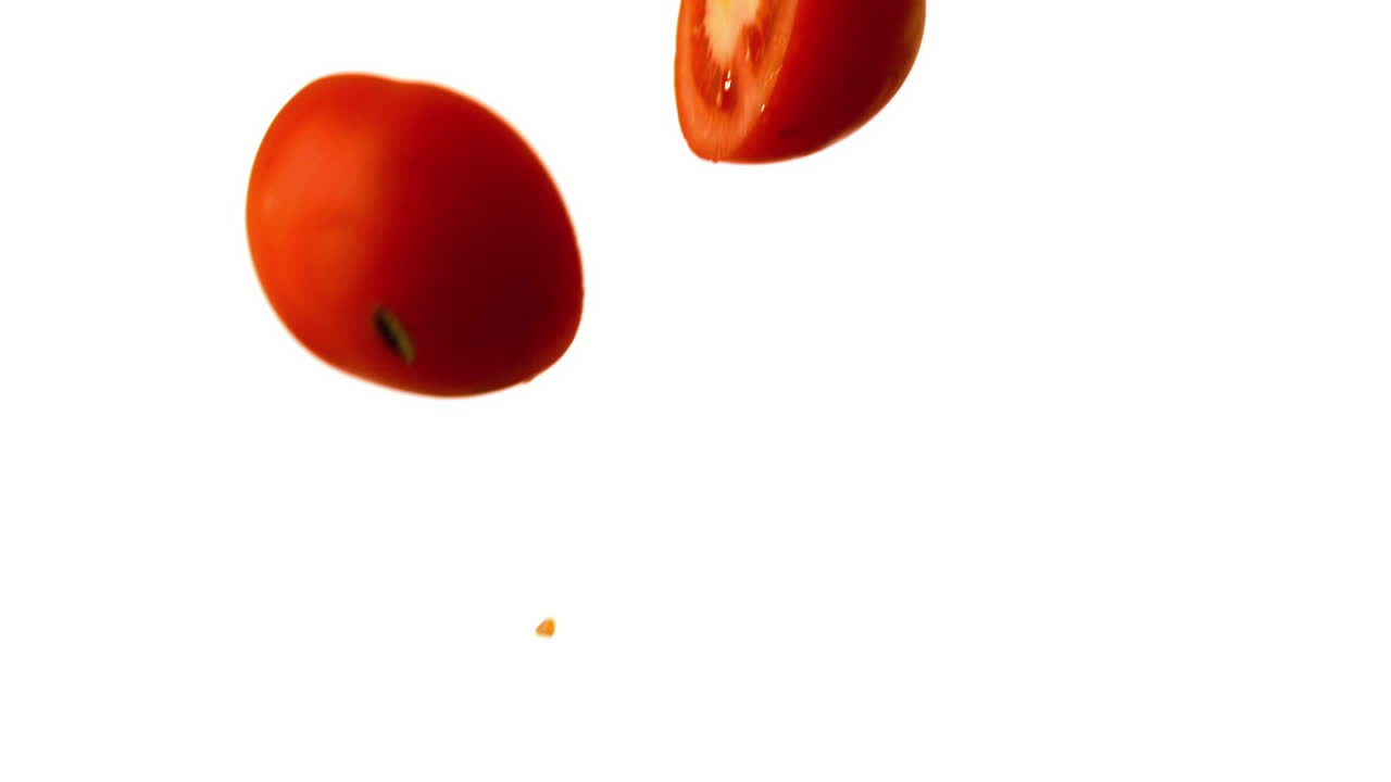 손으로 토마토를 던지고 칼로 반으로 습니다.