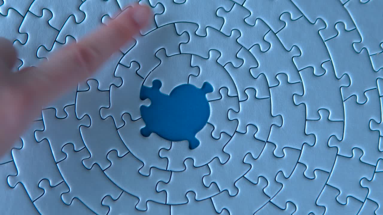 rompecabezas grises aislados sobre un fondo azul. concepto de problema social