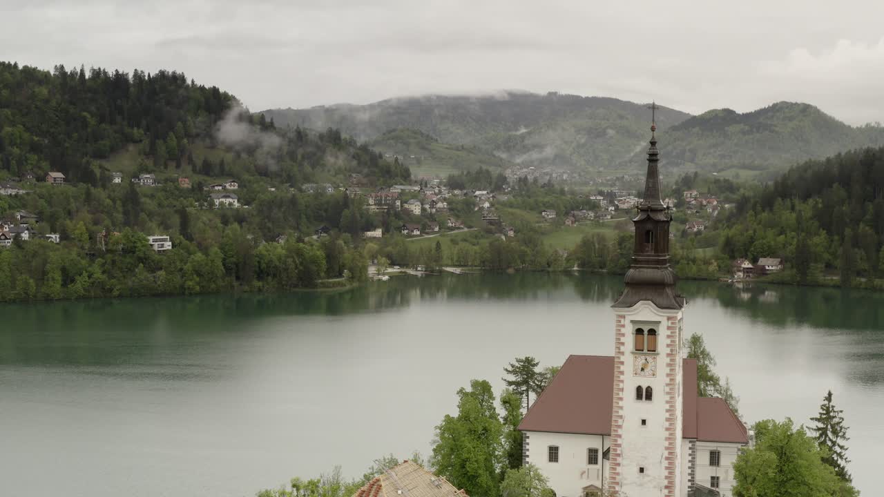 Vista aerea della Chiesa sull'Isola di Bled