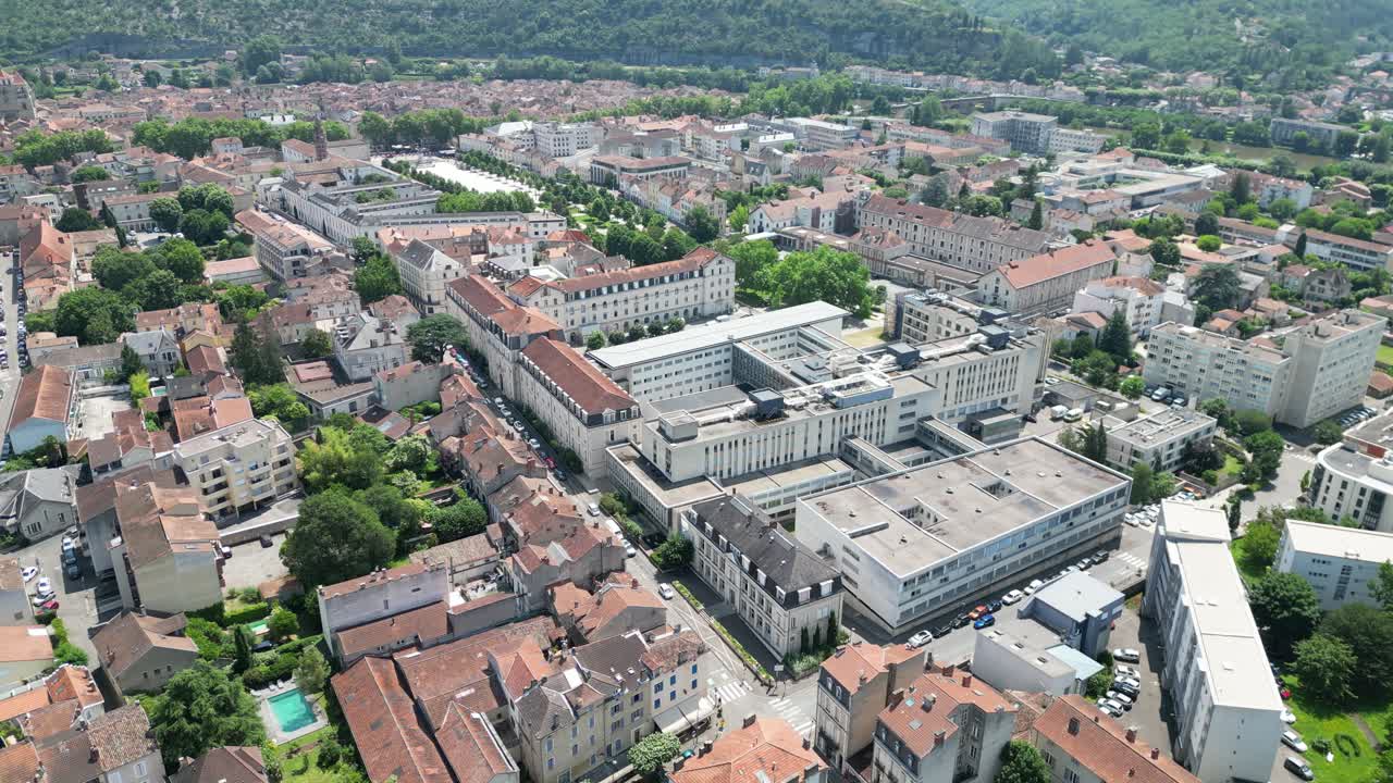 centro de la ciudad de cahors y el hospital de francia dron , aérea , vista desde el aire