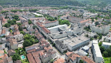 Centro-De-La-Ciudad-De-Cahors-Y-Hospital-Francia-Drone,-Aéreo,-Vista-Desde-El-Aire