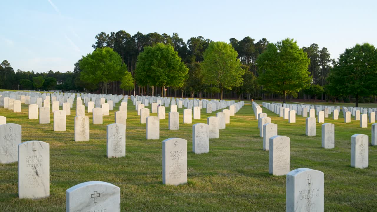 tomada amplia de las lápidas esparcidas en el cementerio nacional de fort jackson en carolina del sur