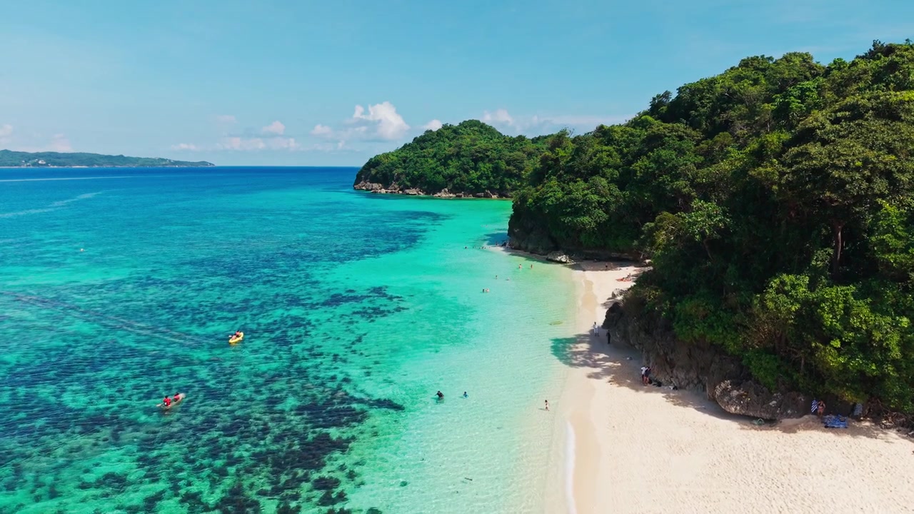 Drone in volo in avanti sopra Puka Beach Boracay Filippine, acqua turchese
