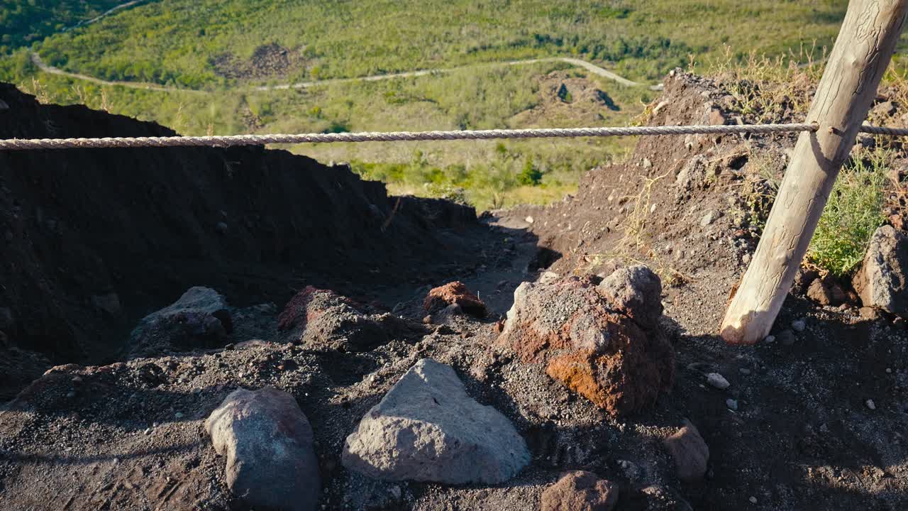 detalle de un afloramiento rocoso en el monte vesubio, italia