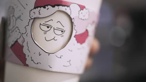 es una linda manga de taza de café de navidad.