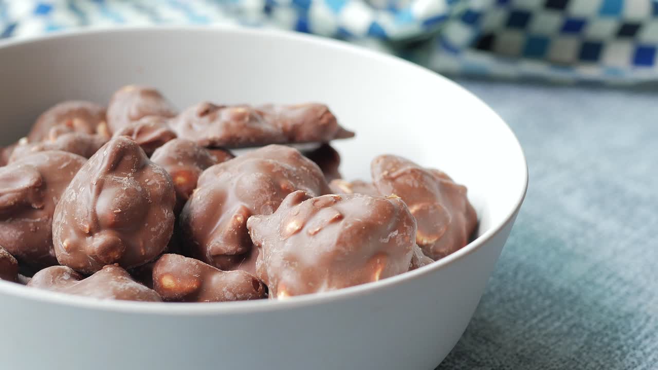 테이블 위의 땅콩 초콜릿 사탕의 클로즈업 ,