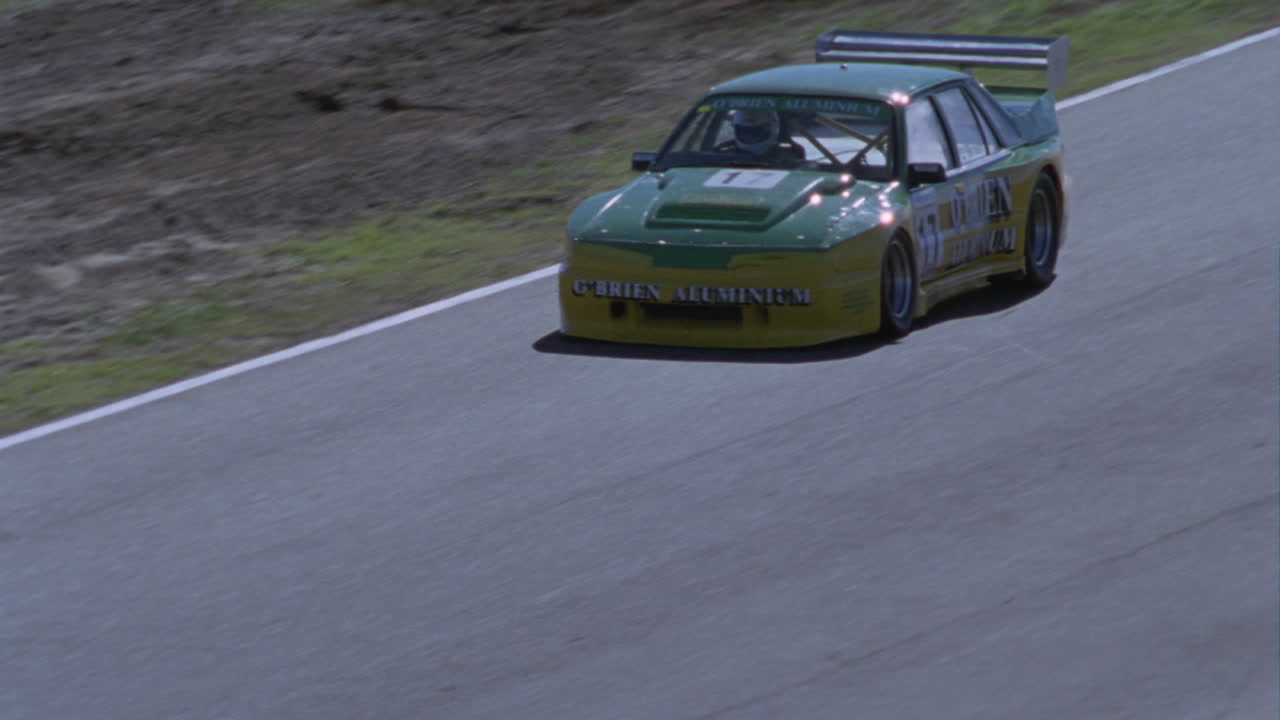 경주용 자동차가 트랙을 돌고 있다