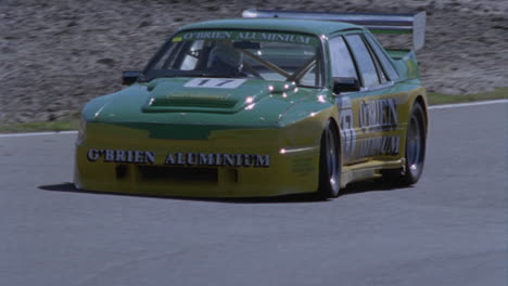 un coche de carreras da una vuelta en una pista