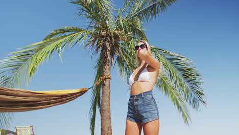 mujer caucásica disfrutando del tiempo en la playa