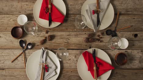 vídeo de platos con cubiertos y vasos en superficie de madera