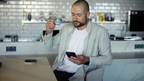 los trabajadores se sientan en los teléfonos durante el almuerzo en el café de la oficina. medios de comunicación. el trabajador de la oficina se sienta en sus teléfonos durante el descanso. adicción al teléfono entre los jóvenes