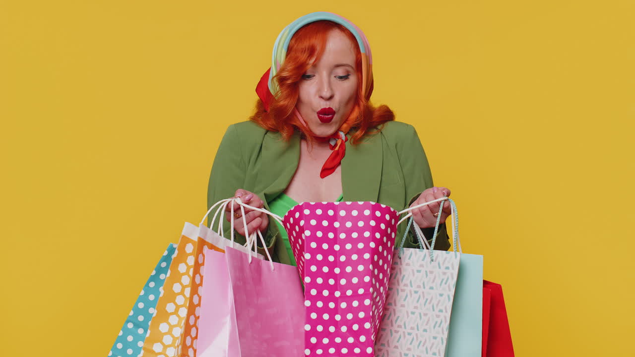쇼핑 중독자 스타일리시 한 젊은 여성 이 쇼핑 가방 을 보여 주고, 휴일 에 저렴 한 가격 을 광고 한다