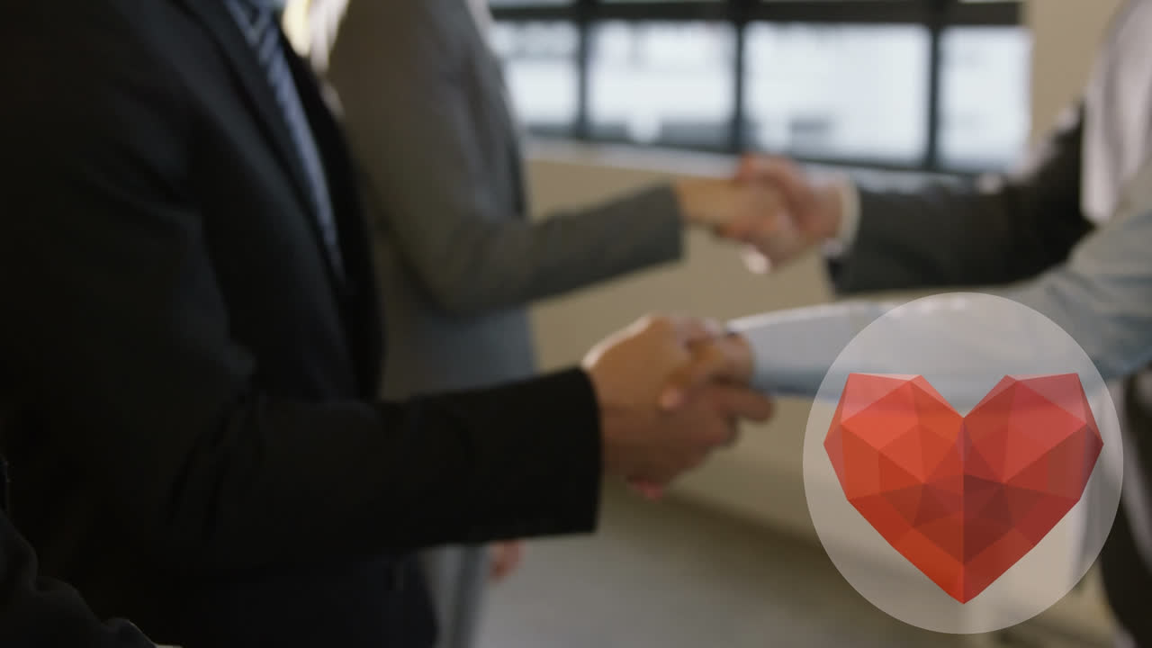 animación del icono del corazón sobre un grupo de personas de negocios