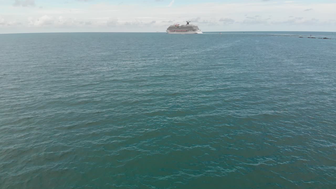 вид с воздуха на лодку круизного судна в океане