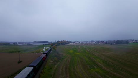 Historischer-Dampfzug-Mit-Waggons,-Die-Passagiere-Auf-Einem-Familienausflug-Befördern