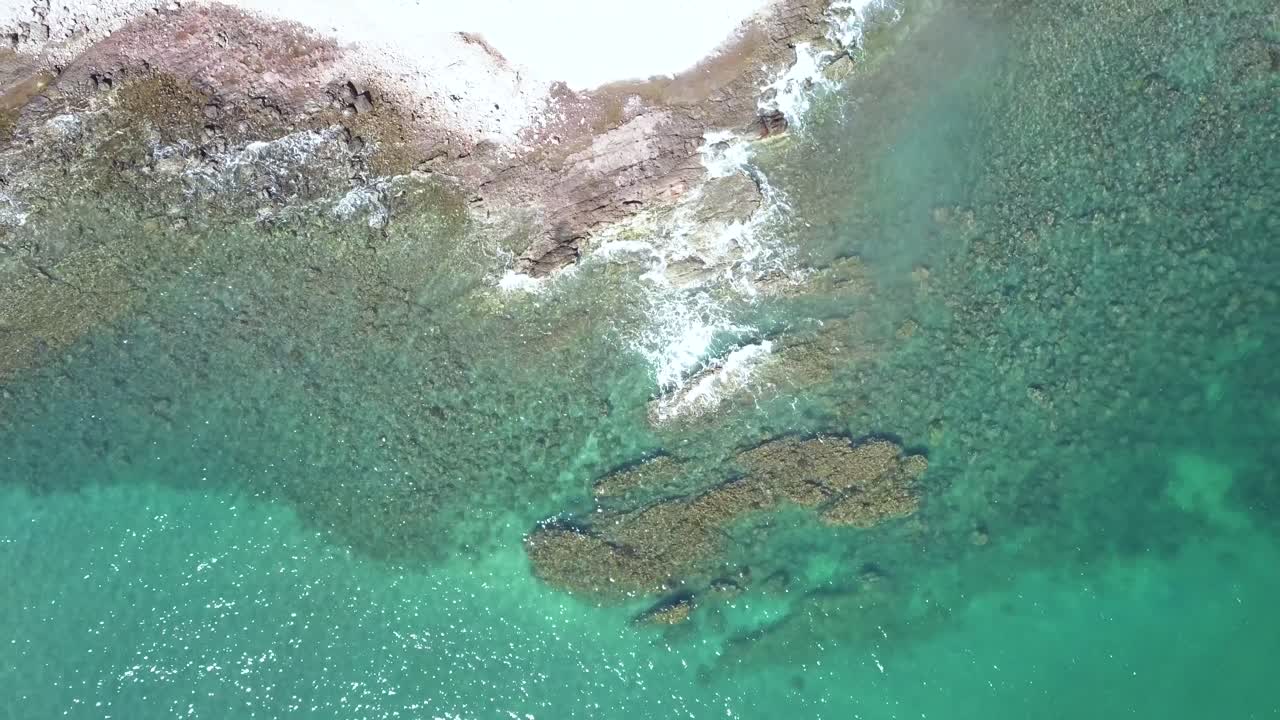 vista aérea sobre las olas rompiendo en el paisaje natural del océano rocoso en méxico