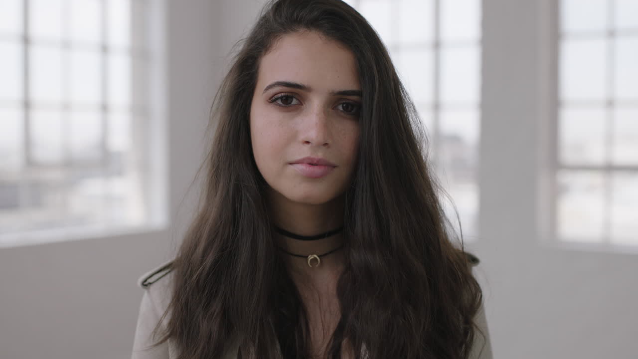 retrato de una hermosa joven adolescente que se ve seria e intensa ante la cámara una mujer morena linda belleza femenina