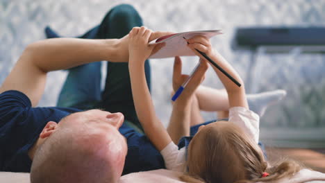 CU,-Camera-tracking:-little-girl-with-her-dad