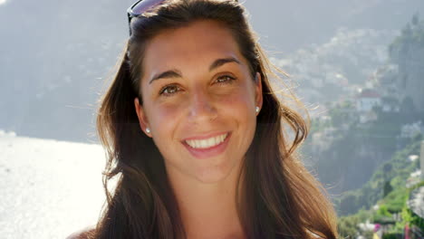 retrato, feliz y sonriente con una mujer de vacaciones