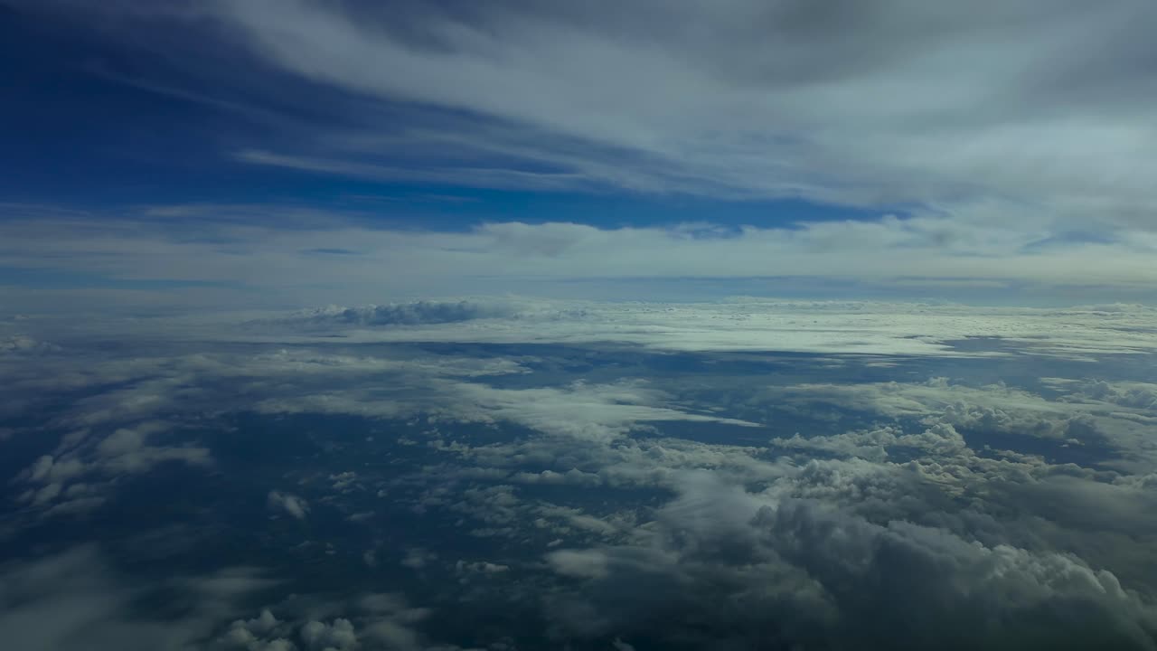 pov volando en un cielo lleno de nubes como lo ve el piloto de un avión de combate